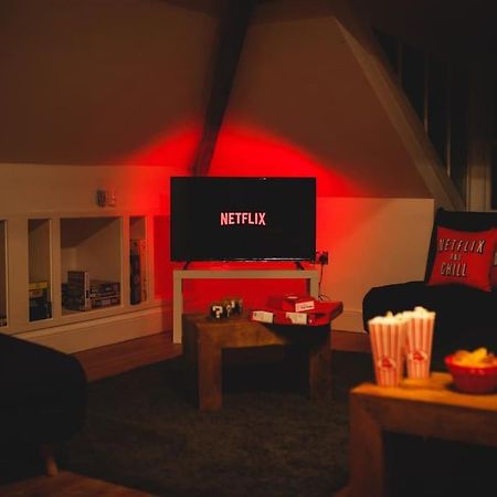 Games And Movies Lounge 7 Bed City Centre Apartment Newcastle upon Tyne Exterior photo