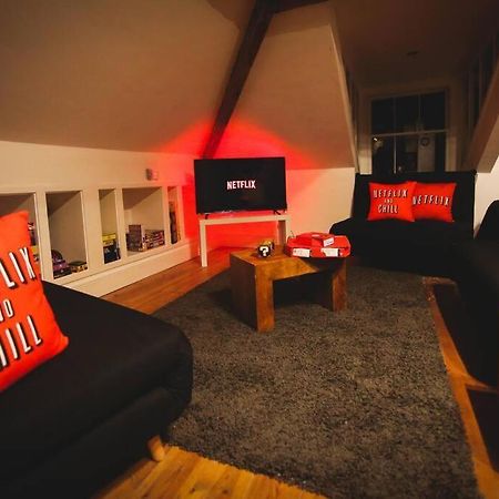 Games And Movies Lounge 7 Bed City Centre Apartment Newcastle upon Tyne Exterior photo