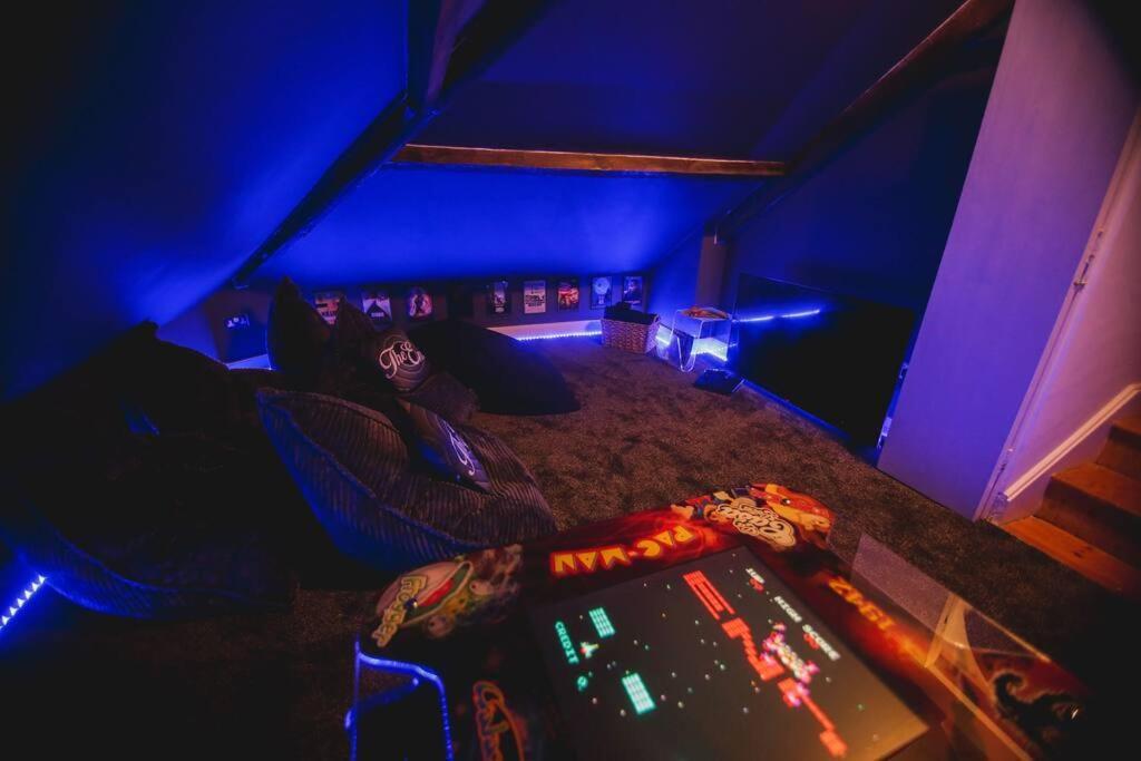 Games And Movies Lounge 7 Bed City Centre Apartment Newcastle upon Tyne Exterior photo